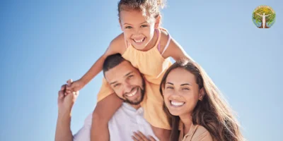 Glückliche Eltern mit ihrem Kind im Freien