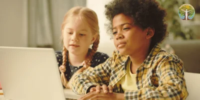 Zwei Kinder lernen gemeinsam an einem Laptop in einem Onlinekurs