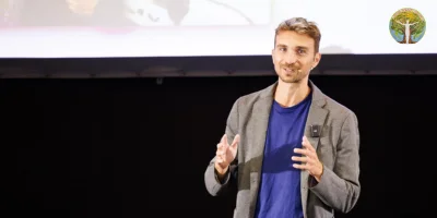 Hände, die zusammen in die Höhe gestreckt werden – Symbol für Engagement und Verantwortung.