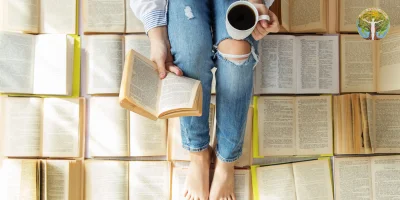 Zwei Kinder lernen gemeinsam an einem Laptop in einem Onlinekurs
